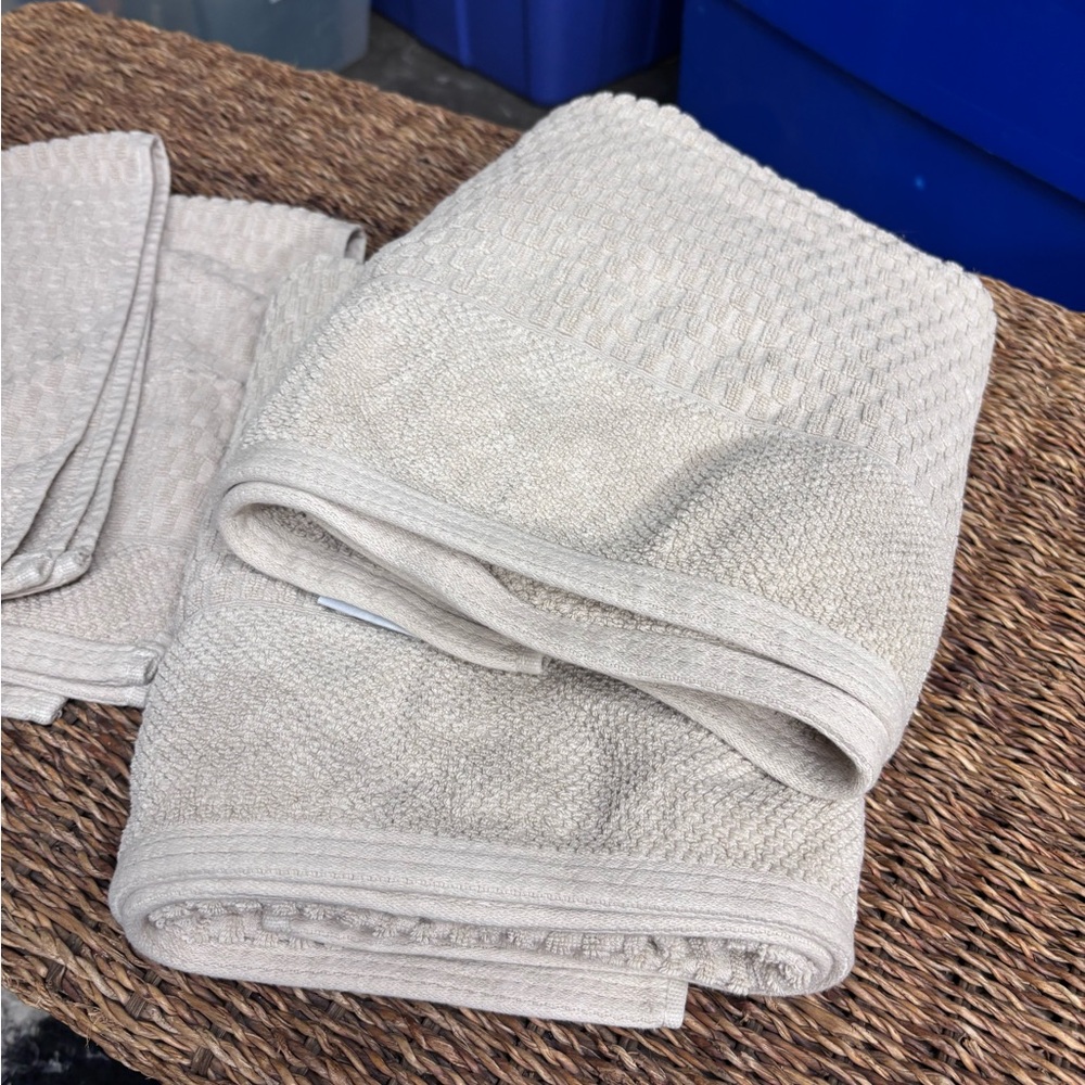 Light Tan Textured Towel Set w/Matching Bathroom Rugs - Picture 3 of 7